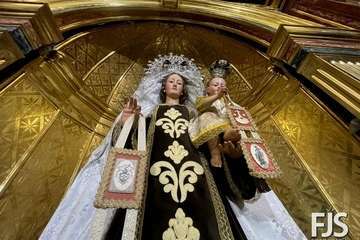 La Virgen del Carmen vuelve a presidir el altar mayor de la iglesia de San Gregorio/Francisco Javier Santana.